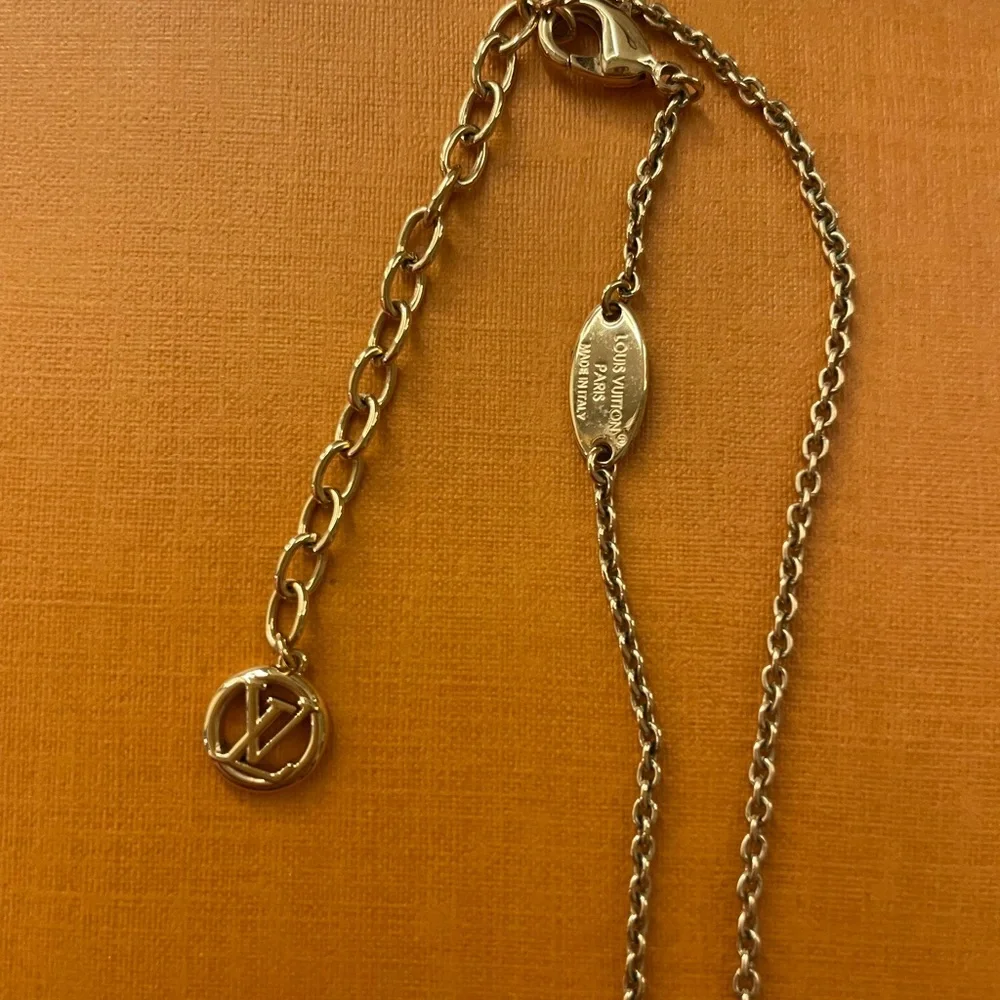 Louis Vuitton Gold LV Necklace with Heart Pendant - Picture 4 of 12